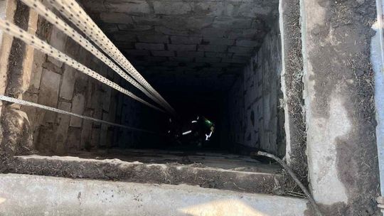 40-latek stracił równowagę i runął z kilku metrów na beton [ZDJĘCIA]