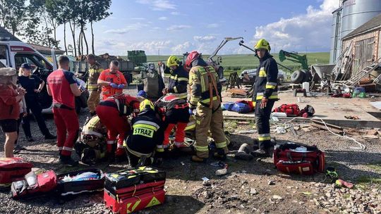 40-latek stracił równowagę i runął z kilku metrów na beton [ZDJĘCIA]