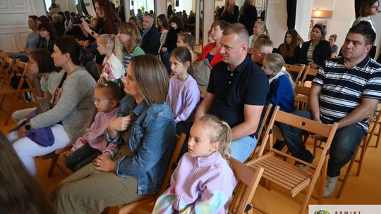 13 czerwca w Młodzieżowym Domu Kultury w Krasnymstawie odbyło się wręczenie dyplomów i nagród laureatom konkursu „Rodzina na sportowo”.