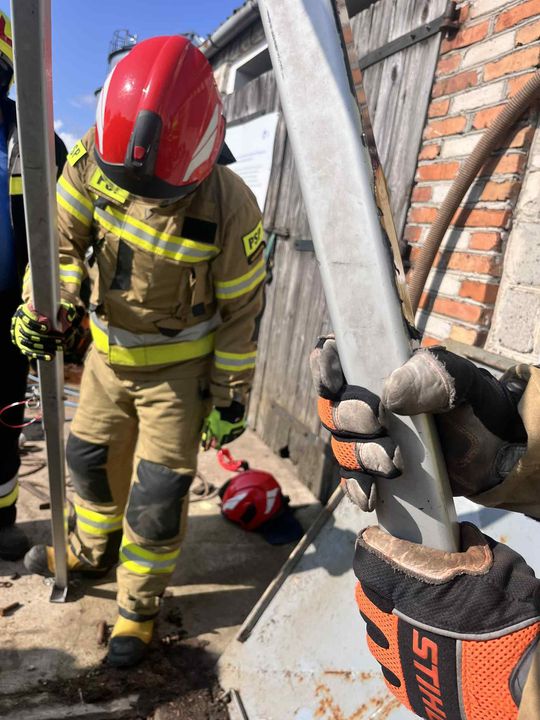 40-latek stracił równowagę i runął z kilku metrów na beton [ZDJĘCIA]