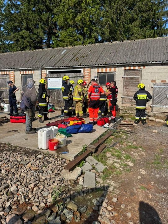 40-latek stracił równowagę i runął z kilku metrów na beton [ZDJĘCIA]