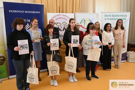 13 czerwca w Młodzieżowym Domu Kultury w Krasnymstawie odbyło się wręczenie dyplomów i nagród laureatom konkursu „Rodzina na sportowo”.