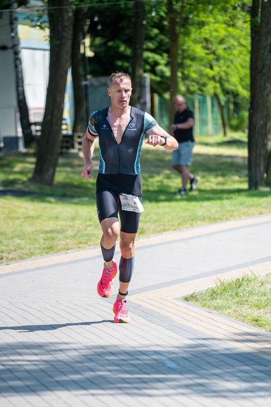 10. edycja Żelaznego Triathlonu. Zmęczenie, pot i szczęście z pokonanego wyzwania  [ZDJĘCIA]
