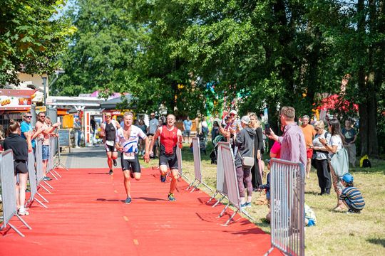 10. edycja Żelaznego Triathlonu. Zmęczenie, pot i szczęście z pokonanego wyzwania  [ZDJĘCIA]