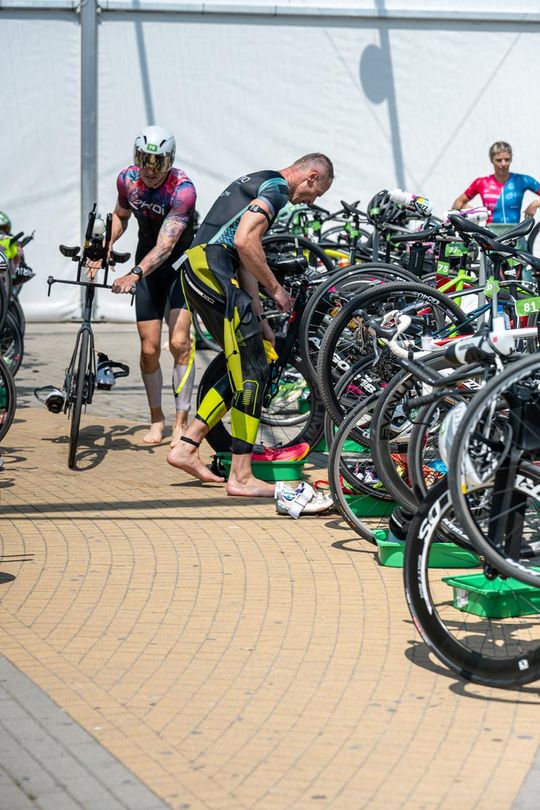 10. edycja Żelaznego Triathlonu. Zmęczenie, pot i szczęście z pokonanego wyzwania  [ZDJĘCIA]