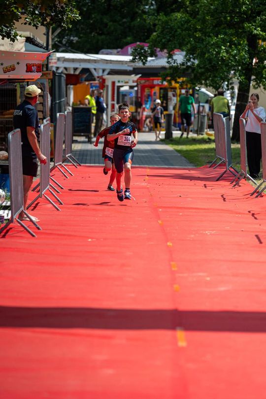 10. edycja Żelaznego Triathlonu. Zmęczenie, pot i szczęście z pokonanego wyzwania  [ZDJĘCIA]