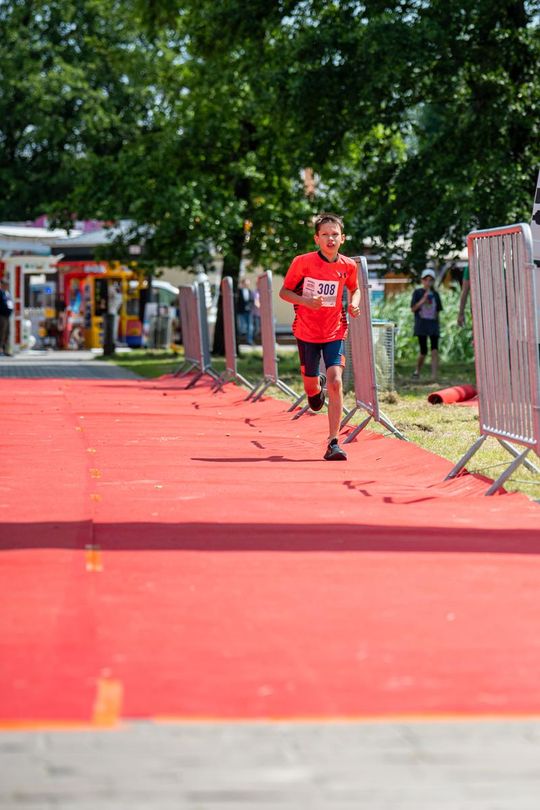 10. edycja Żelaznego Triathlonu. Zmęczenie, pot i szczęście z pokonanego wyzwania  [ZDJĘCIA]