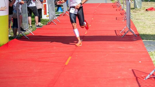 10. edycja Żelaznego Triathlonu. Zmęczenie, pot i szczęście z pokonanego wyzwania  [ZDJĘCIA]