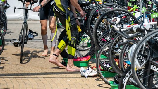 10. edycja Żelaznego Triathlonu. Zmęczenie, pot i szczęście z pokonanego wyzwania  [ZDJĘCIA]