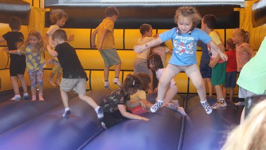 Chełm. Przedszkoliada - radosny dzień przedszkolaków przy hali Miejskiego Ośrodka Sportu i Rekreacji [GALERIA]