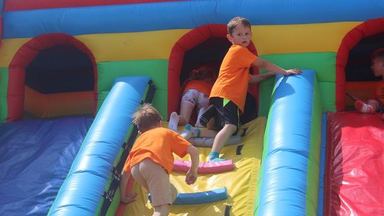 Chełm. Przedszkoliada - radosny dzień przedszkolaków przy hali Miejskiego Ośrodka Sportu i Rekreacji [GALERIA]