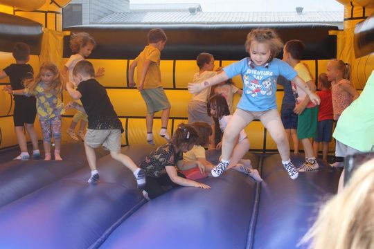 Chełm. Przedszkoliada - radosny dzień przedszkolaków przy hali Miejskiego Ośrodka Sportu i Rekreacji [GALERIA]