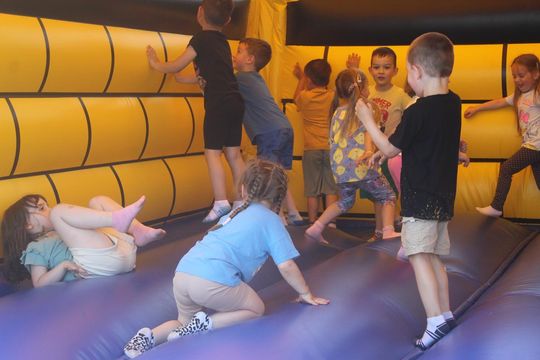 Chełm. Przedszkoliada - radosny dzień przedszkolaków przy hali Miejskiego Ośrodka Sportu i Rekreacji [GALERIA]