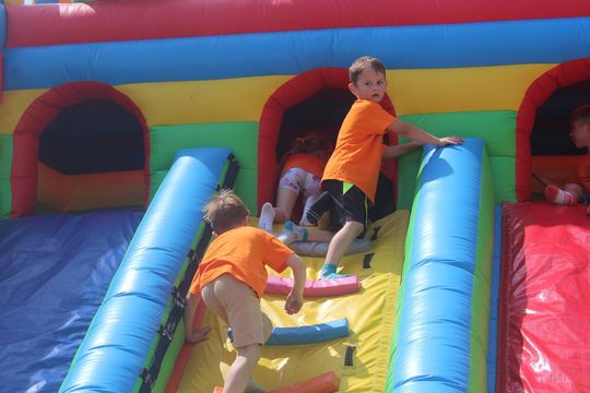 Chełm. Przedszkoliada - radosny dzień przedszkolaków przy hali Miejskiego Ośrodka Sportu i Rekreacji [GALERIA]