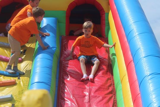 Chełm. Przedszkoliada - radosny dzień przedszkolaków przy hali Miejskiego Ośrodka Sportu i Rekreacji [GALERIA]