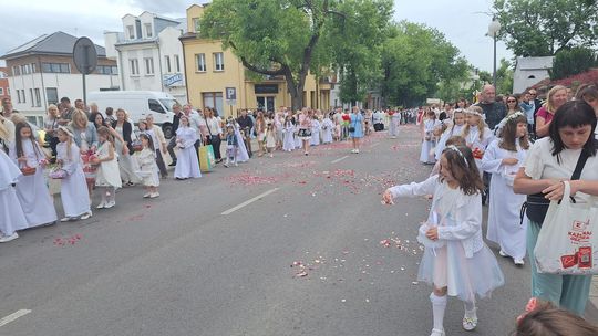 Chełm. Boże Ciało 2025 - uroczysta procesja w centrum miasta [GALERIA ZDJĘĆ]