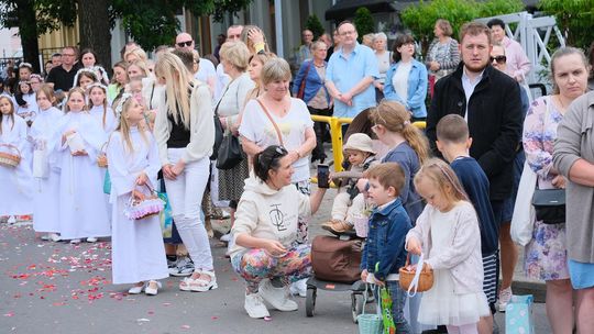 Chełm. Boże Ciało 2025 - uroczysta procesja w centrum miasta [GALERIA ZDJĘĆ]