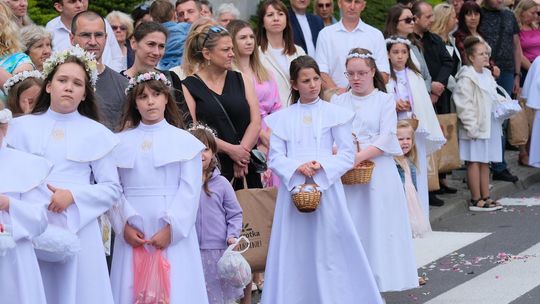 Chełm. Boże Ciało 2025 - uroczysta procesja w centrum miasta [GALERIA ZDJĘĆ]