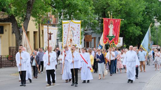Chełm. Boże Ciało 2025 - uroczysta procesja w centrum miasta [GALERIA ZDJĘĆ]