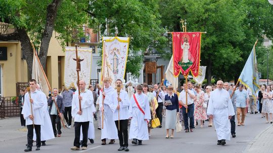 Chełm. Boże Ciało 2025 - uroczysta procesja w centrum miasta [GALERIA ZDJĘĆ]