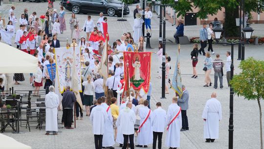 Chełm. Boże Ciało 2025 - uroczysta procesja w centrum miasta [GALERIA ZDJĘĆ]