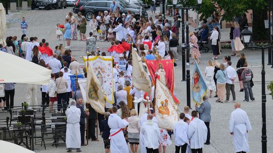 Chełm. Boże Ciało 2025 - uroczysta procesja w centrum miasta [GALERIA ZDJĘĆ]