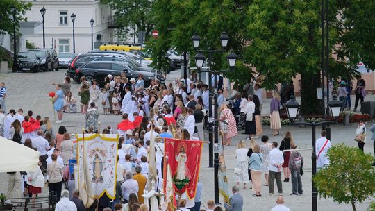 Chełm. Boże Ciało 2025 - uroczysta procesja w centrum miasta [GALERIA ZDJĘĆ]