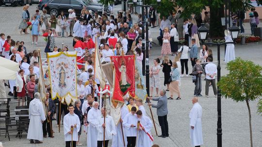 Chełm. Boże Ciało 2025 - uroczysta procesja w centrum miasta [GALERIA ZDJĘĆ]