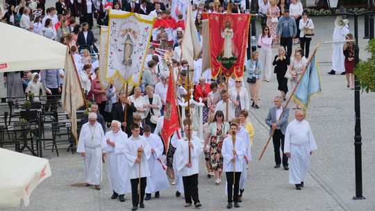 Chełm. Boże Ciało 2025 - uroczysta procesja w centrum miasta [GALERIA ZDJĘĆ]