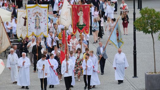 Chełm. Boże Ciało 2025 - uroczysta procesja w centrum miasta [GALERIA ZDJĘĆ]