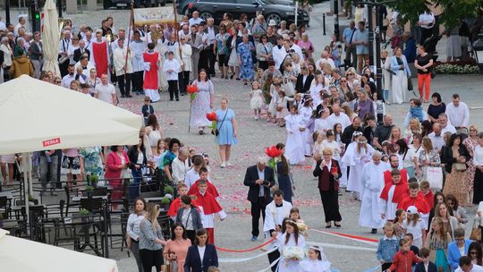 Chełm. Boże Ciało 2025 - uroczysta procesja w centrum miasta [GALERIA ZDJĘĆ]