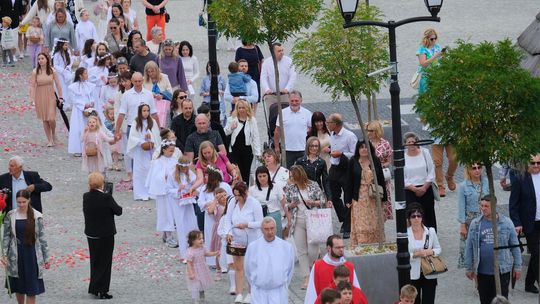 Chełm. Boże Ciało 2025 - uroczysta procesja w centrum miasta [GALERIA ZDJĘĆ]