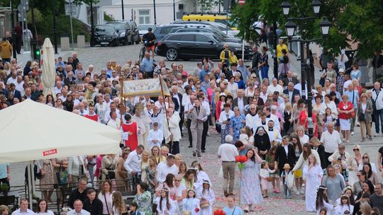Chełm. Boże Ciało 2025 - uroczysta procesja w centrum miasta [GALERIA ZDJĘĆ]
