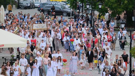 Chełm. Boże Ciało 2025 - uroczysta procesja w centrum miasta [GALERIA ZDJĘĆ]