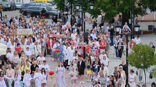 Chełm. Boże Ciało 2025 - uroczysta procesja w centrum miasta [GALERIA ZDJĘĆ]
