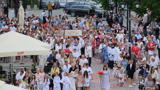 Chełm. Boże Ciało 2025 - uroczysta procesja w centrum miasta [GALERIA ZDJĘĆ]