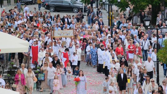 Chełm. Boże Ciało 2025 - uroczysta procesja w centrum miasta [GALERIA ZDJĘĆ]