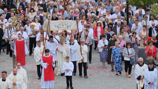 Chełm. Boże Ciało 2025 - uroczysta procesja w centrum miasta [GALERIA ZDJĘĆ]