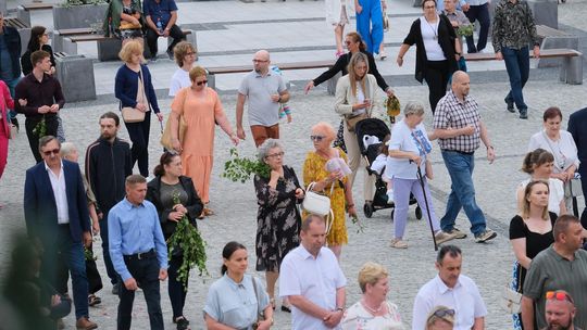 Chełm. Boże Ciało 2025 - uroczysta procesja w centrum miasta [GALERIA ZDJĘĆ]