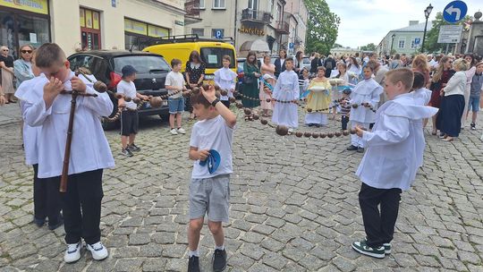 Chełm. Boże Ciało 2025 - uroczysta procesja w centrum miasta [GALERIA ZDJĘĆ]