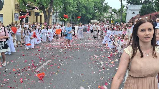 Chełm. Boże Ciało 2025 - uroczysta procesja w centrum miasta [GALERIA ZDJĘĆ]