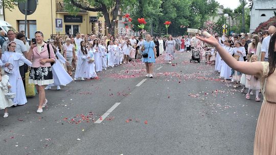 Chełm. Boże Ciało 2025 - uroczysta procesja w centrum miasta [GALERIA ZDJĘĆ]