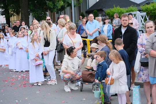 Chełm. Boże Ciało 2025 - uroczysta procesja w centrum miasta [GALERIA ZDJĘĆ]