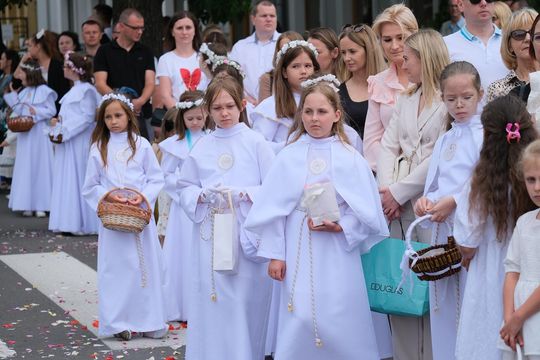 Chełm. Boże Ciało 2025 - uroczysta procesja w centrum miasta [GALERIA ZDJĘĆ]