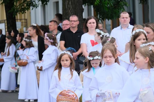 Chełm. Boże Ciało 2025 - uroczysta procesja w centrum miasta [GALERIA ZDJĘĆ]