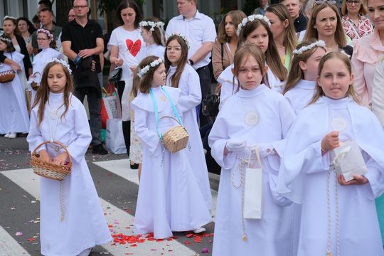 Chełm. Boże Ciało 2025 - uroczysta procesja w centrum miasta [GALERIA ZDJĘĆ]