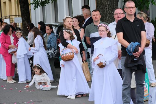 Chełm. Boże Ciało 2025 - uroczysta procesja w centrum miasta [GALERIA ZDJĘĆ]