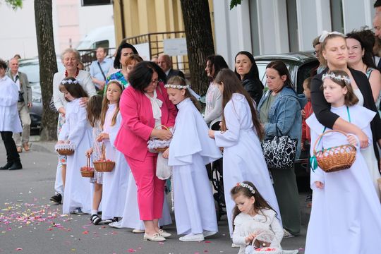 Chełm. Boże Ciało 2025 - uroczysta procesja w centrum miasta [GALERIA ZDJĘĆ]
