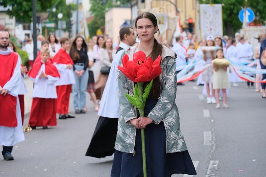 Chełm. Boże Ciało 2025 - uroczysta procesja w centrum miasta [GALERIA ZDJĘĆ]