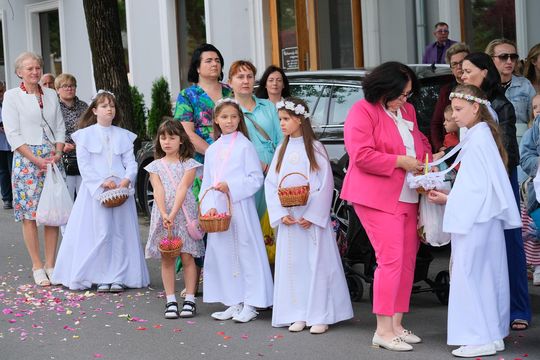 Chełm. Boże Ciało 2025 - uroczysta procesja w centrum miasta [GALERIA ZDJĘĆ]